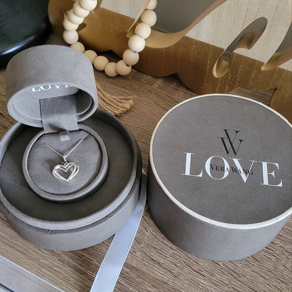 Vera Wang Sapphire Heart - Picture 5 of 6